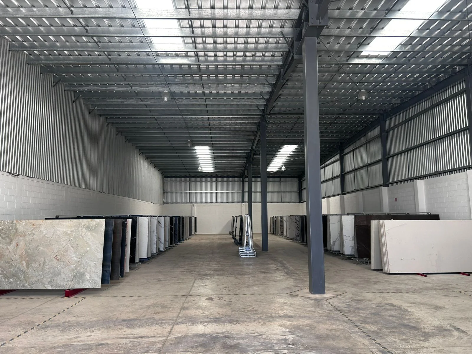 Bodega Petrium con inventario de piedra tecnológica y superficies ultracompactas — Mérida, Yucatán
