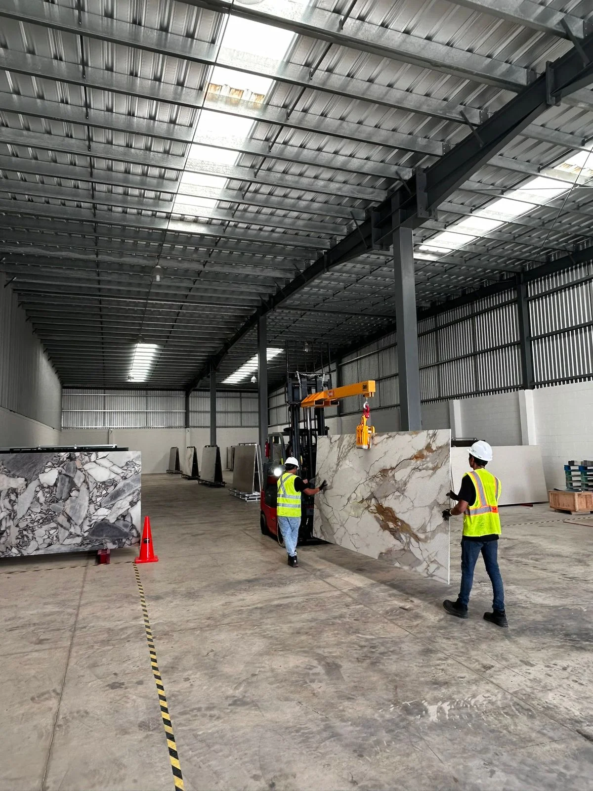 Racks con inventario de piedra tecnológica ultracompacta — bodega Petrium en Mérida, Yucatán