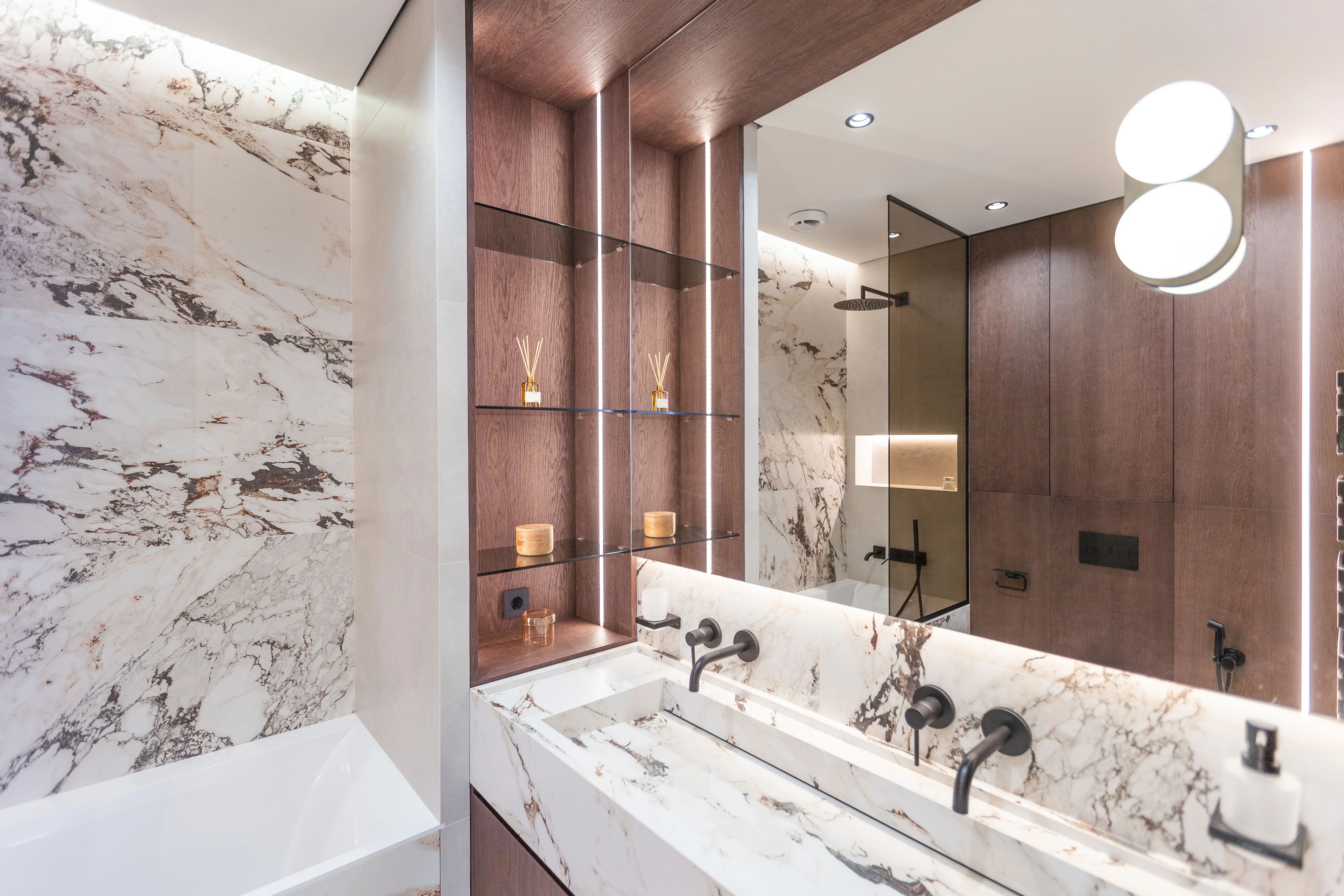 Revestimiento de baño en superficie ultracompacta — proyectos en Mérida y Riviera Maya